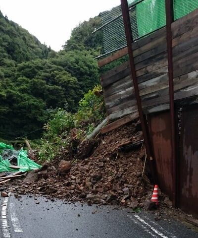 豪雨による土砂崩れ